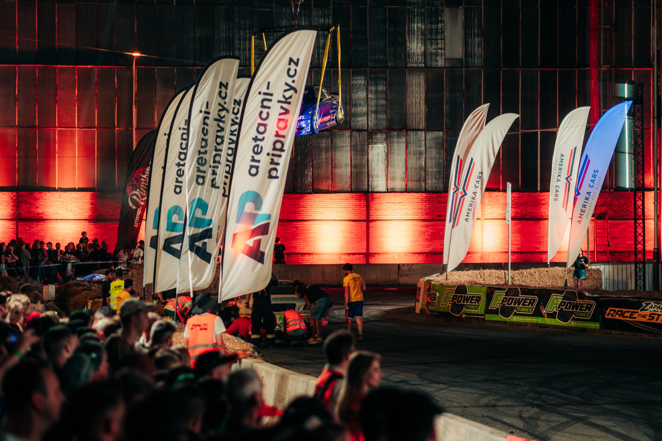Bílé plážové vlajky aretacni-pripravky.cz nasvícené během večerní drift show